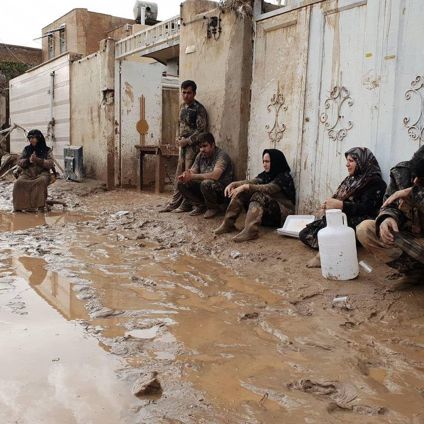 AzamBahrami's tweet photo. در سالگرد سیل #لرستان مثلا شهر #پل_دختر , یادتان باشد که چطور مردم به حال خود رها شدند و که میداند بر سر انها که خانشان و بخش زیادی از زیرسازهای شهرشان و زمین کشاورزیشان در سیل ویران شد چه امد؟ ج.ا یک دولت بی ملت است. #زن_زندگی_آزادگی https://t.co/f6M9hX3DYV