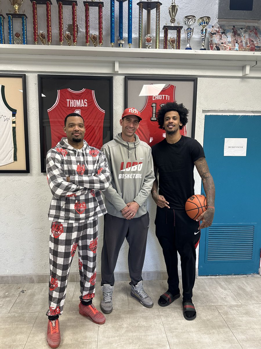 coach_bmase's tweet photo. Welcome back to New Mexico #VegasVance Vance Jackson  
@AbqBballClub @AlbuquerquePrep #ABCSpotlight #YG @UNMLoboMBB @GeoffGrammer @krqesports https://t.co/Nqhk6Z8YQx