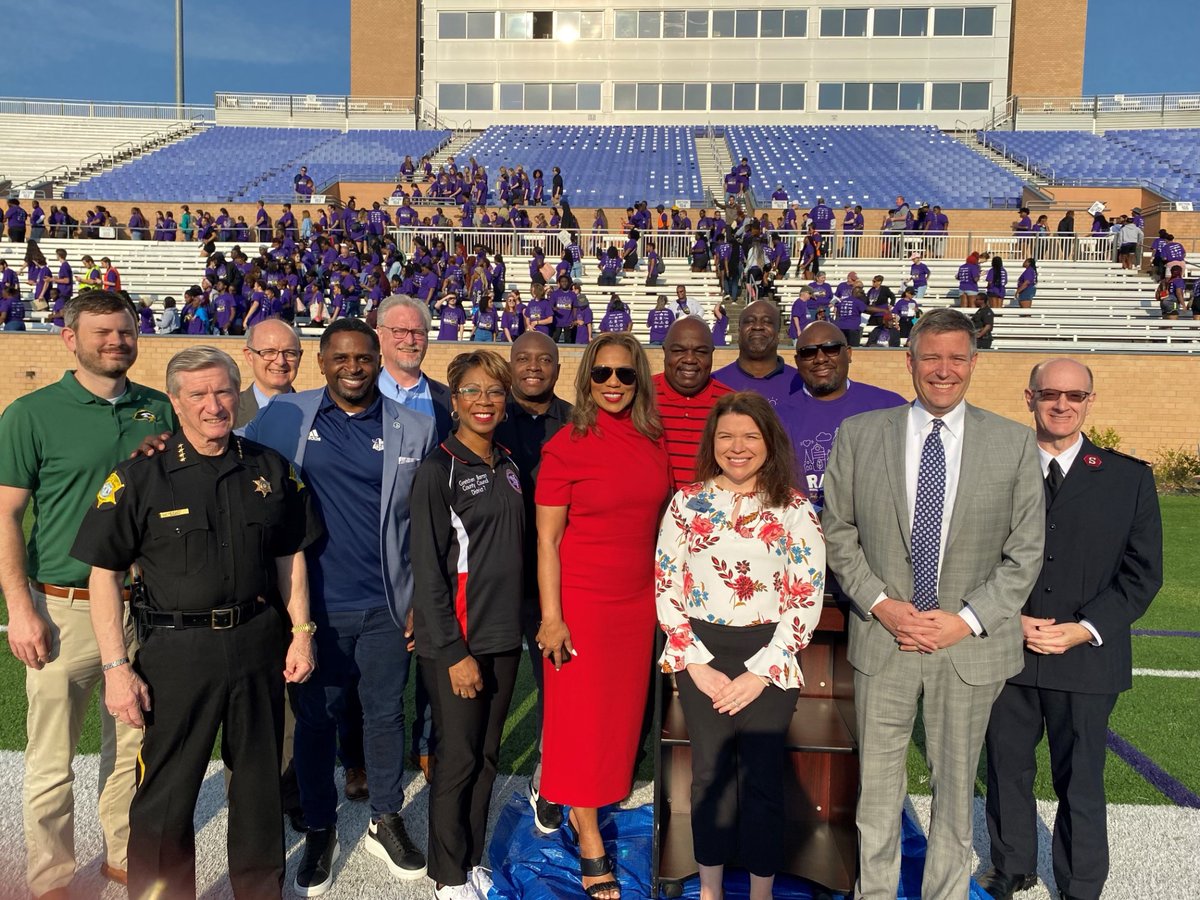 RCSD's tweet photo. Today #TeamRCSD partnered with students from Columbia International University, Benedict College, and Columbia College for #RAMServe. RAMServe is an annual day of service that aims to bring “Renewal Around the Midlands.” We are honored to help with such a  wonderful event! https://t.co/D6N9Eks2S8