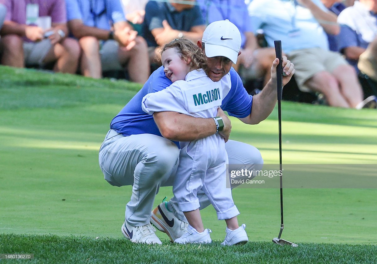 GettySport's tweet image. Rory McIlroy embraces his daughter Poppy, Jordan Spieth takes a break on with his son Sammy and Tommy Fleetwood walks with his son, Franklin, as they take part in the Par3 contest at #themasters in Augusta, GA 📷: @Cannonball63 , @patricksmith04
,