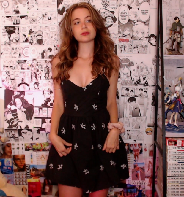 1 pic. don't judge me, I just wanted a cute picture with my manga wall also, i gave myself a little haircut https://t.co/iiwOMrdMoK