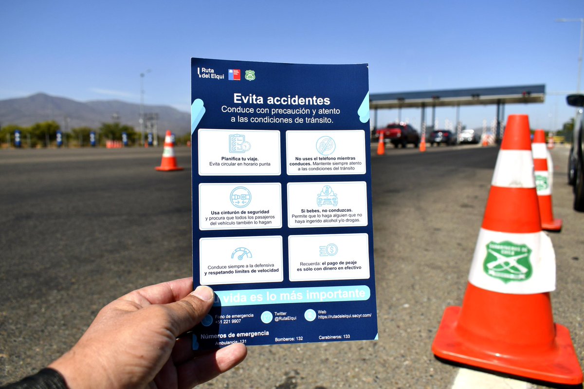 RutaElqui's tweet photo. ✅ #Ruta5 📍Junto a #SIAT @CarabCoquimbo, en plaza peaje #TroncalNorte (Km 409), entregamos recomendaciones para un #ViajeSeguro entre #LosVilos y #LaSerena en días de #SemanaSanta. Conduce atento a condiciones tránsito y respeta límites velocidad. https://t.co/R8Md5Fb2pk https://t.co/OrICtSlbPX