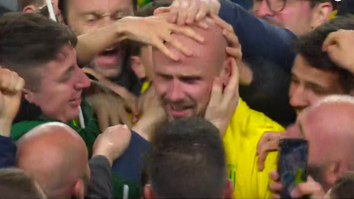 CanalplusFoot's tweet photo. 😳 Les images incroyables de Nicolas Pallois au milieu des supporters Nantais après la qualification en finale de Coupe de France 🟡🟢

#FCNOL https://t.co/s3cZeFKZYg