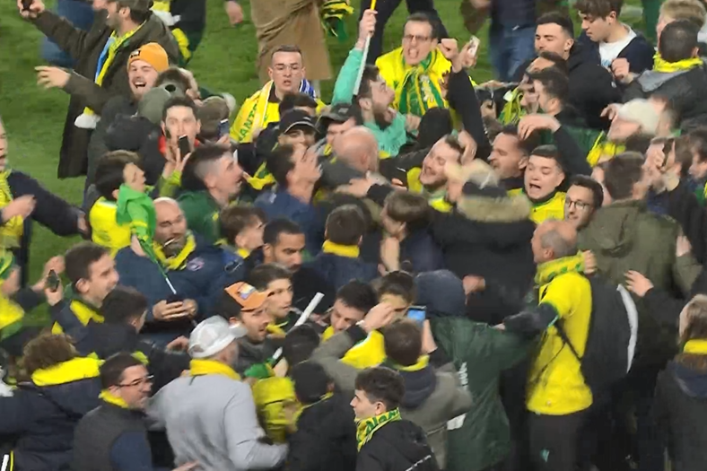 RMCsport's tweet photo. 🔥 LA FOOOOOLIE À LA BEAUJOIRE !!!

🟡🟢 Comme l'an passé, les supporters nantais se massent sur la pelouse de la Beaujoire pour aller fêter la qualification en finale de la Coupe de France avec leurs joueurs ! 

👏 Quelle image, que c'est beau ! https://t.co/T1ver6Cncj
