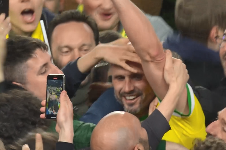 RMCsport's tweet photo. 🔥 LA FOOOOOLIE À LA BEAUJOIRE !!!

🟡🟢 Comme l'an passé, les supporters nantais se massent sur la pelouse de la Beaujoire pour aller fêter la qualification en finale de la Coupe de France avec leurs joueurs ! 

👏 Quelle image, que c'est beau ! https://t.co/T1ver6Cncj