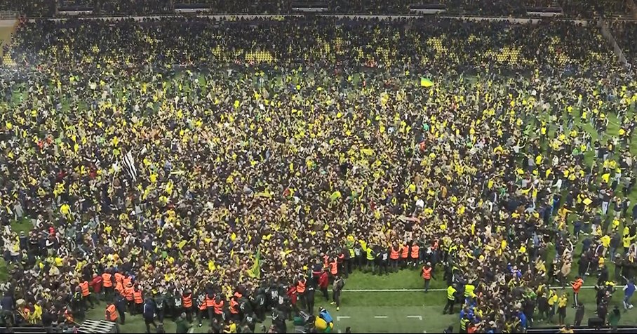 RMCsport's tweet photo. 🔥 LA FOOOOOLIE À LA BEAUJOIRE !!!

🟡🟢 Comme l'an passé, les supporters nantais se massent sur la pelouse de la Beaujoire pour aller fêter la qualification en finale de la Coupe de France avec leurs joueurs ! 

👏 Quelle image, que c'est beau ! https://t.co/T1ver6Cncj