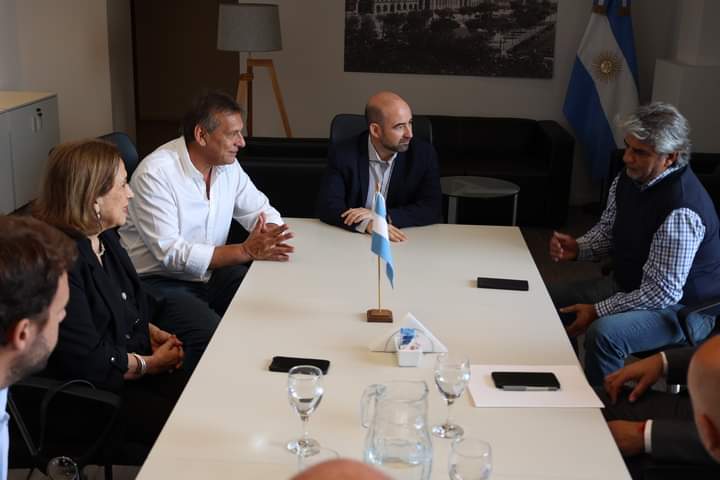 emendezok's tweet photo. Junto con el Ministro, @waltercorreaok, firmamos este acuerdo desde @TrenesArCH, con el fin de potenciar nuestra infraestructura y dar un uso social en beneficio de los trabajadores y las trabajadoras; además de fomentar la integración social y comunitaria de la comunidad local. https://t.co/eFO3szjq9x