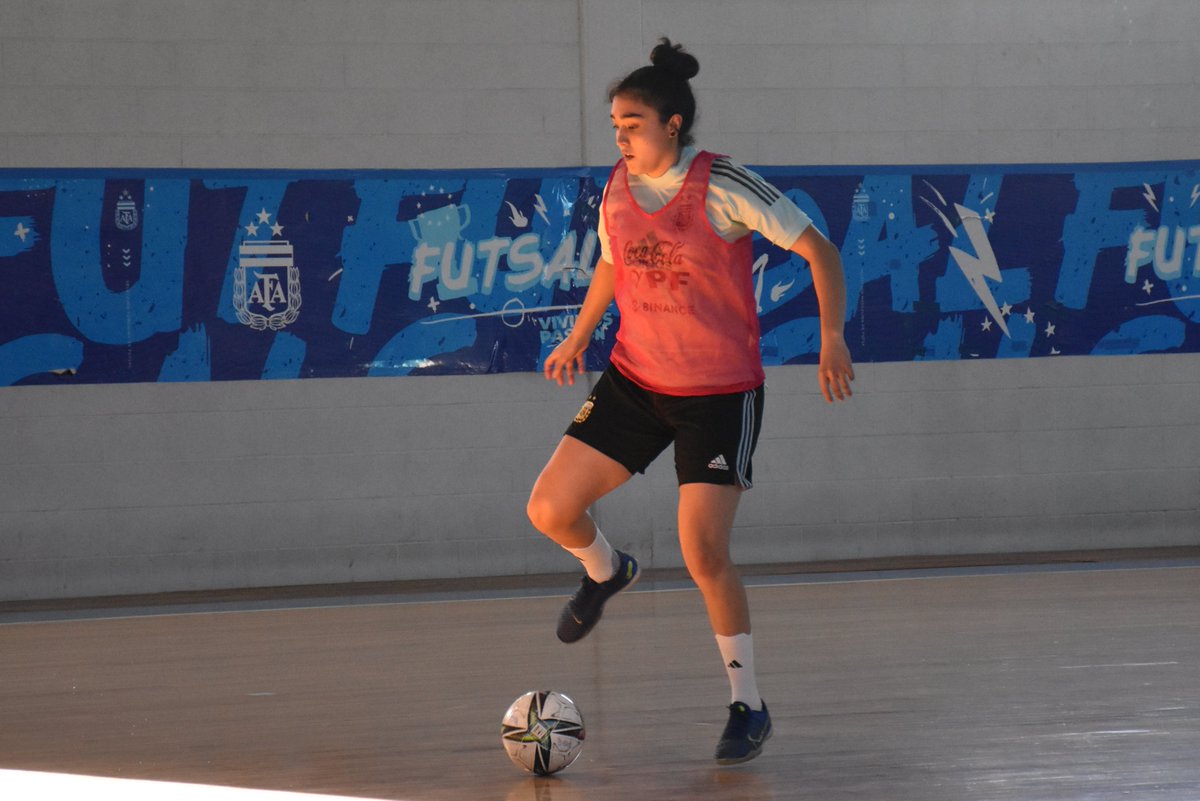 Argentina's tweet photo. #Futsal 🇦🇷 La Selección #Femenina entrenó esta tarde, en la semana previa a los partidos con Paraguay🇵🇾.

El lunes, Nicolás Noriega define el nombre de las 14 jugadoras que viajarán el miércoles a Asunción para enfrentar al local el 14 y 16 de abril.

📰 https://t.co/P0G6QWIvRZ https://t.co/yggjKSGzST