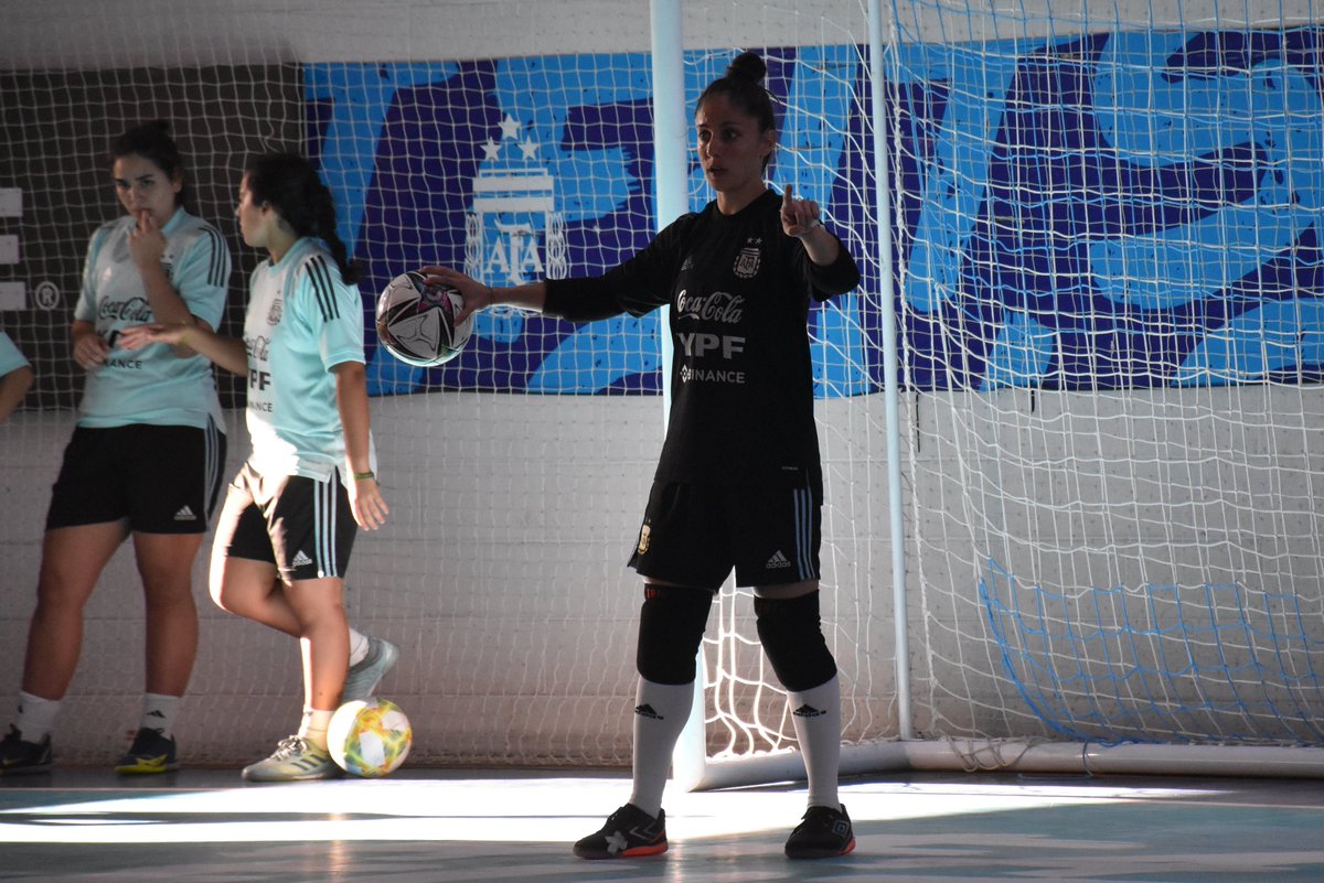 Argentina's tweet photo. #Futsal 🇦🇷 La Selección #Femenina entrenó esta tarde, en la semana previa a los partidos con Paraguay🇵🇾.

El lunes, Nicolás Noriega define el nombre de las 14 jugadoras que viajarán el miércoles a Asunción para enfrentar al local el 14 y 16 de abril.

📰 https://t.co/P0G6QWIvRZ https://t.co/yggjKSGzST