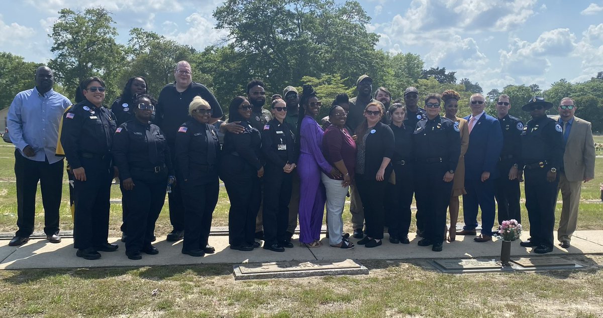 SCDCNews's tweet photo. SCDC officers and staff gathered today for the funeral of Mental Health Officer Wynter Straw, who was killed in a domestic violence shooting. Our prayers are with the Straw family and her Broad River CI family. #WeAreCorrections https://t.co/yBq6BtKlOs