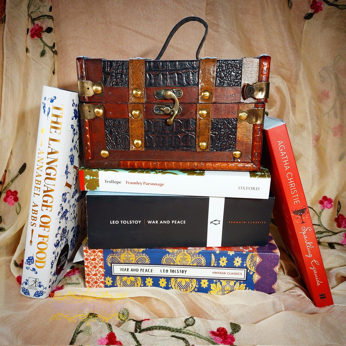 brownflopsy's tweet photo. What's on my #SlowReads pile this month? Some delicious classics by #LeoTolstoy #AnthonyTrollope and the incredicle @agathachristie - plus a @Squadpod3 #BeatTheBacklist challenge book #TheLanguageOfFood by @annabelabbs 🤩
More details here:
https://t.co/kvYtRMqNw1 https://t.co/Y7mSoL2rzn