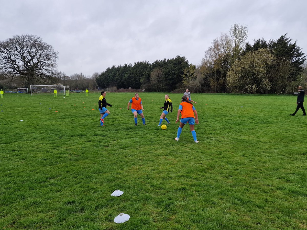 wincantonladies's tweet photo. Great to be back on our pitch for training tonight, which included a little photo session with one of our brilliant sponsors Jeans Electrical ⚽️
#ladiesfootball #WTLFC #training #hornets https://t.co/uAgm11bYSl