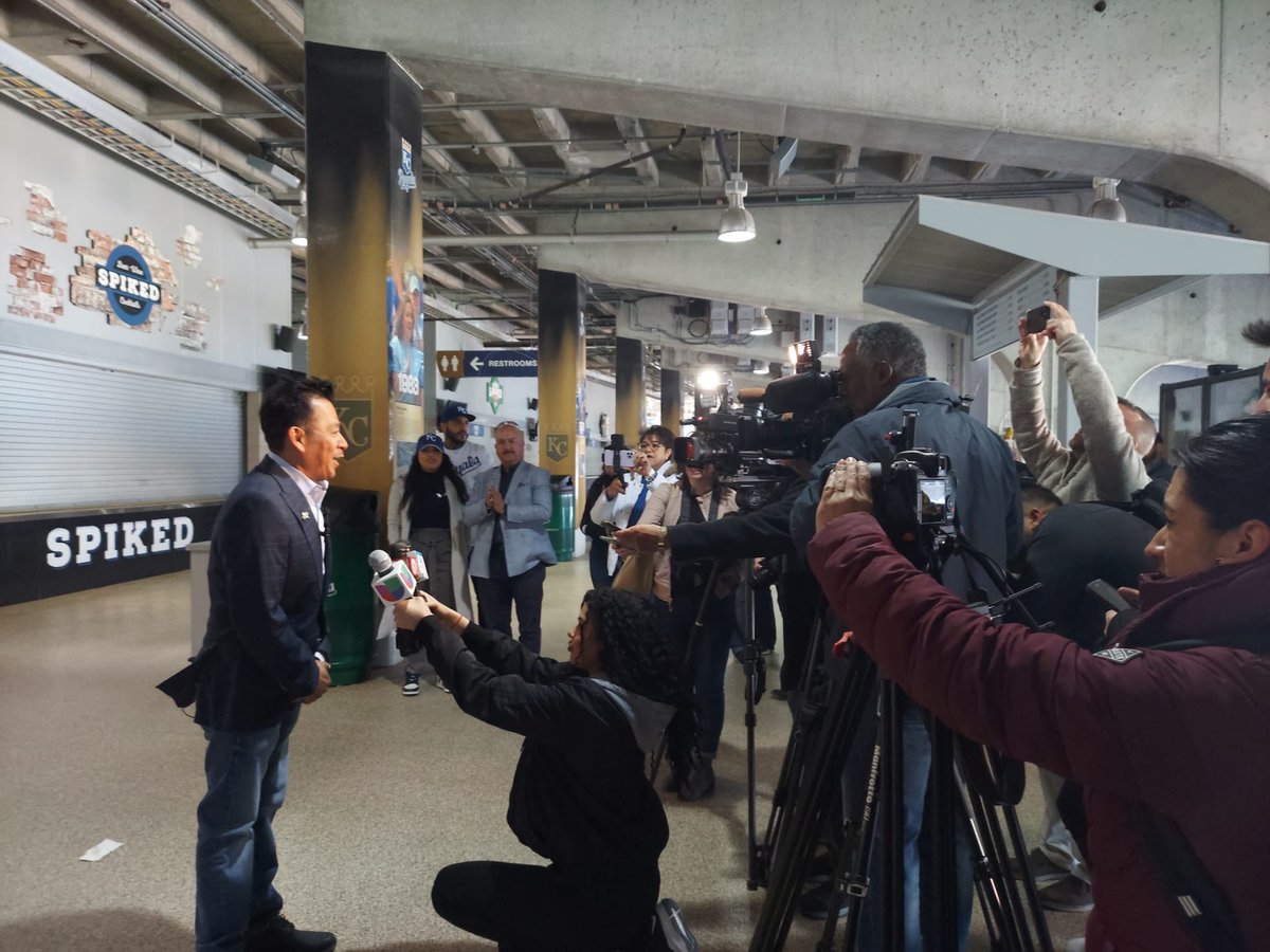 El @ConsulMexKan felícita a José Luis Valdés, y a toda su familia #Palacana por la apertura de un nuevo local en el estadio #Kauffman de los @Royals. No dejen de visitarlo😋🌮🥪
¡Mucho éxito! #OrgulloMx 🇲🇽