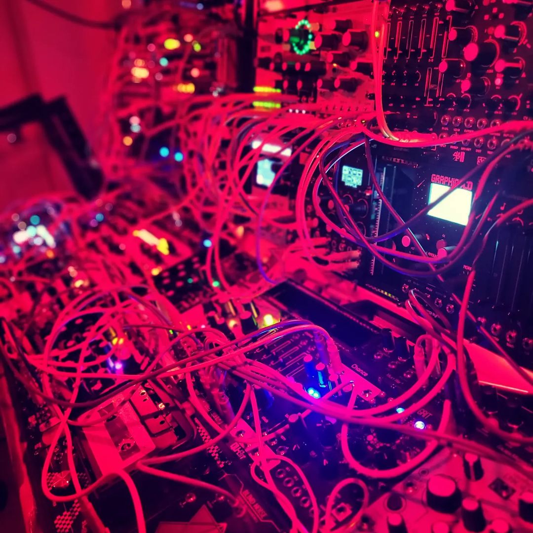 _KILLBOT_'s tweet photo. AN OLD SETUP BUT A GOOD ONE.
-KB
#modularsynth #darktechno #techno #modular #killbot #eurorack #eurorackmodular #darksynth #experimentalmusic #noisemusic #ambient #makenoise #errorinstruments #ericasynths #wmdmodular #intelligel #industrialmusic #qubit #mutableinstruments https://t.co/rbCMdwwsOq