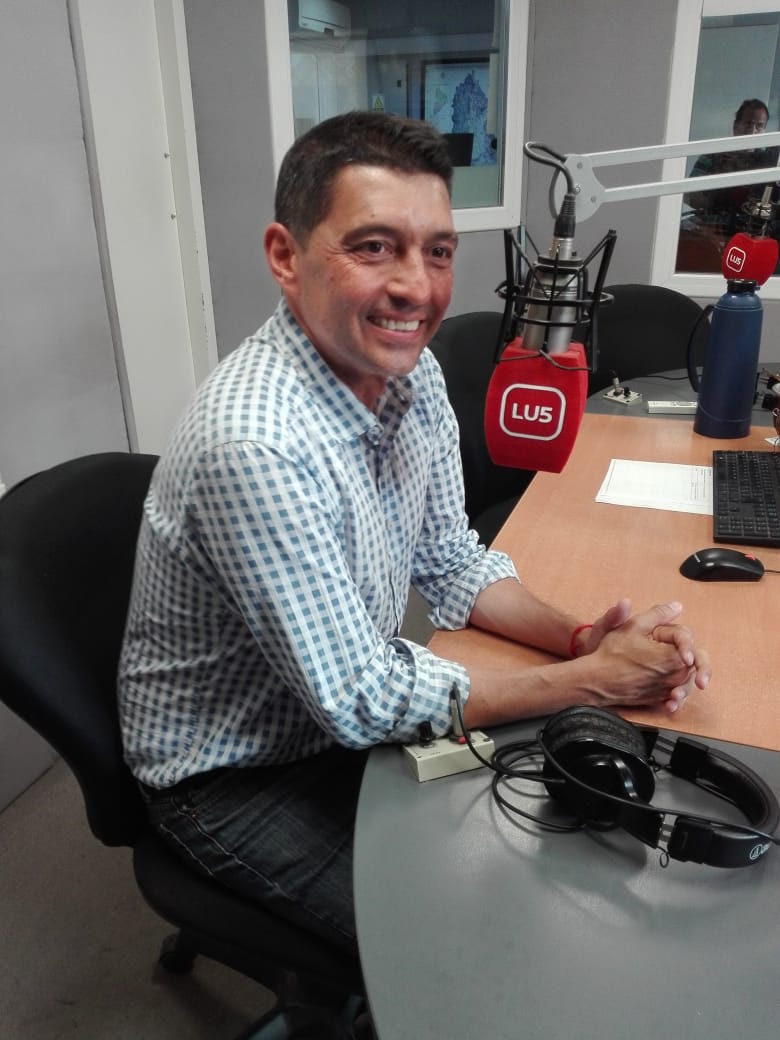 LpezAlejandro's tweet photo. 🔴#EnVivo #Entrevista 

Desde el estudio de @LU5AM600 @marcoskoopm. Vice gobernador de la provincia de #Neuquén. Candidato a gobernador por el #MPN.
🔴 Campaña y elecciones 2023. 

#AlFinalDeTodo @LU5AM600 🎙️ https://t.co/ahtXC0eCEl