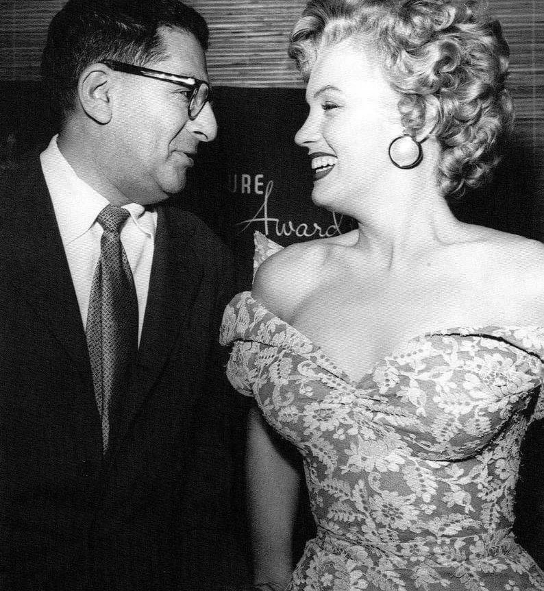 Clubpassionmar2's tweet photo. #Marilyn #marilynmonroe #clubbpassionmarilyn #lookmagazine #romanoffs https://t.co/rhAfNUEcZ9