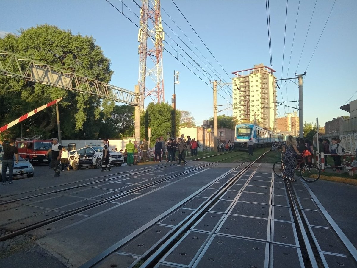 #Quilmes Hace minutos, una persona falleció al ser atropellada por una formación de la #LineaRoca en el cruce de la barrera de Las Heras/Lamadrid. El tren circulaba en dirección a la Estación de Quilmes y por consiguiente, el servicio se encuentra interrumpido.