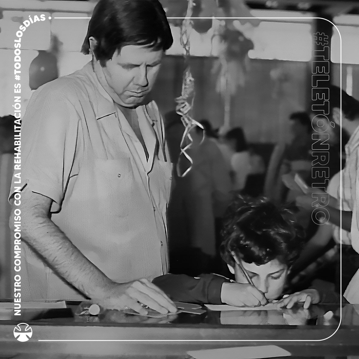 Teleton's tweet photo. #Teletón es una causa que une al país. Padres e hijos donan juntos en una tradición que ha durado 45 años y se refleja #TodosLosDías 🥰

Esta foto de 1985 en una sucursal del @bancodechile muestra el valor de la unión familiar y la esperanza depositada en cada donación ❤️ https://t.co/QJKA1BLRAZ