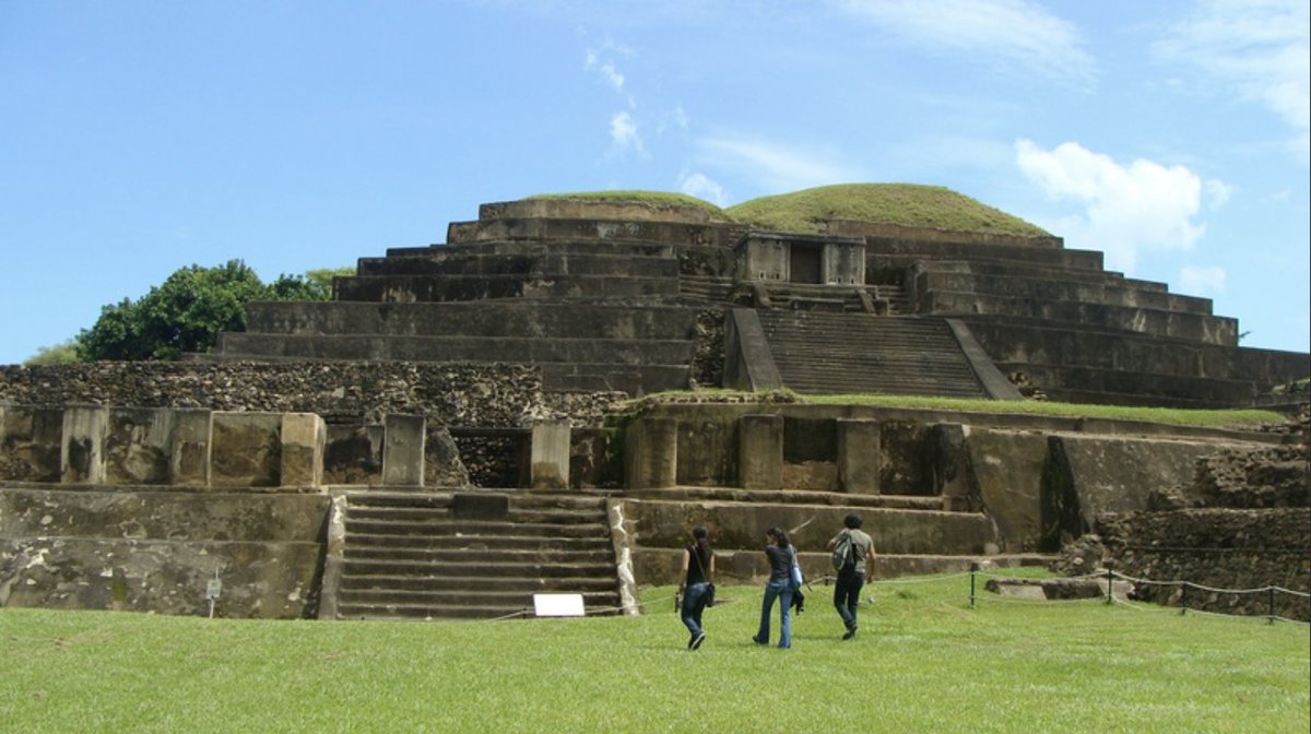 1/ History buffs, looking for a unique travel destination? Consider El Salvador! This Central American gem boasts a fascinating Maya civilization history. In this thread, we'll explore the history of the Maya people in El Salvador and highlight some of the best sites to visit.