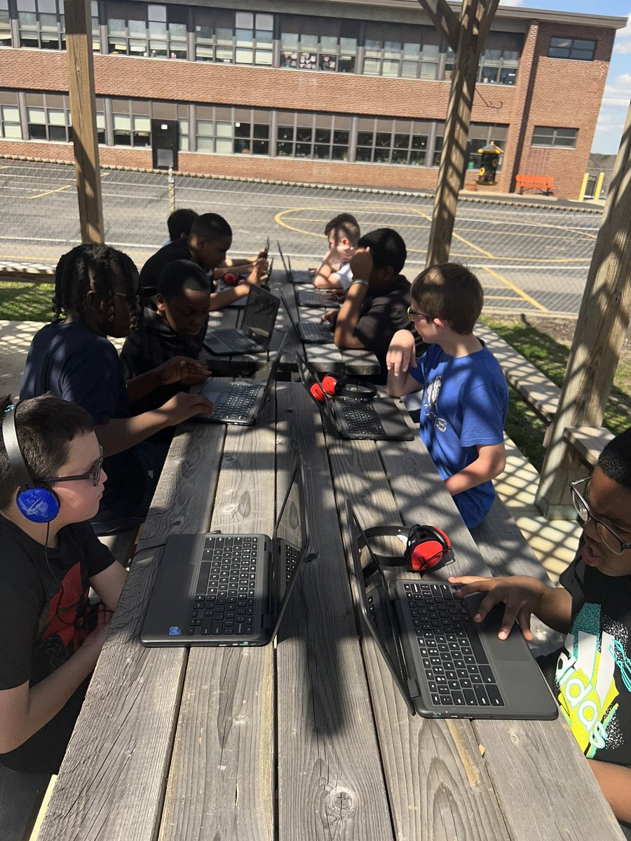 estillwhit's tweet photo. Thereโs something about sunshine and counseling lessons outside that just go together ๐
@JCSouthSchool
#SELlesson #goodvibes #sunnyskies https://t.co/3fhnymmwBQ