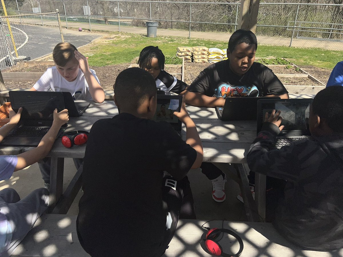 estillwhit's tweet photo. Thereโs something about sunshine and counseling lessons outside that just go together ๐
@JCSouthSchool
#SELlesson #goodvibes #sunnyskies https://t.co/3fhnymmwBQ