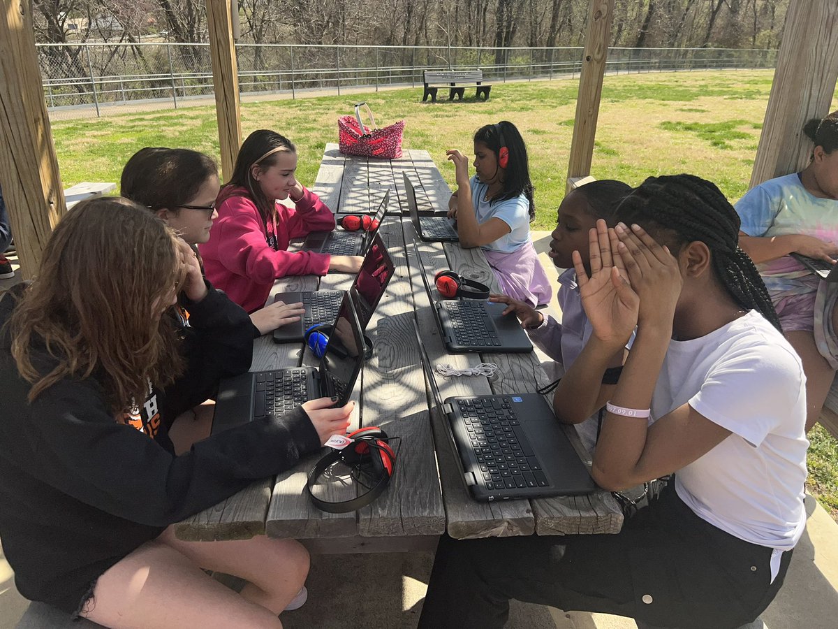 estillwhit's tweet photo. Thereโs something about sunshine and counseling lessons outside that just go together ๐
@JCSouthSchool
#SELlesson #goodvibes #sunnyskies https://t.co/3fhnymmwBQ