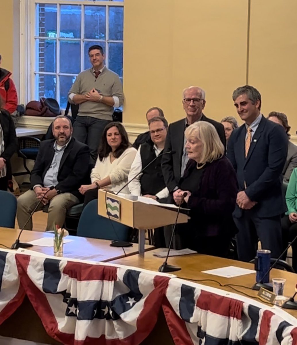#Breaking: Burlington Mayor Miro Weinberger (<a href="/MiroBTV/">Miro Weinberger</a>) has announced that @BTVAirport will be renamed the Patrick Leahy Burlington International Airport. The longtime senator’s wife, Marcelle, was at City Hall today to accept the honor