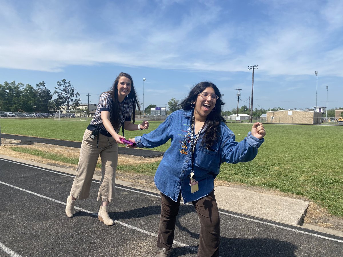 The baton’s been passed to Ms. Ozuniga, for her innovative lessons and creativity! <a href="/ELGINISD_EE/">Elgin Elementary School</a> #FinishSTRONG