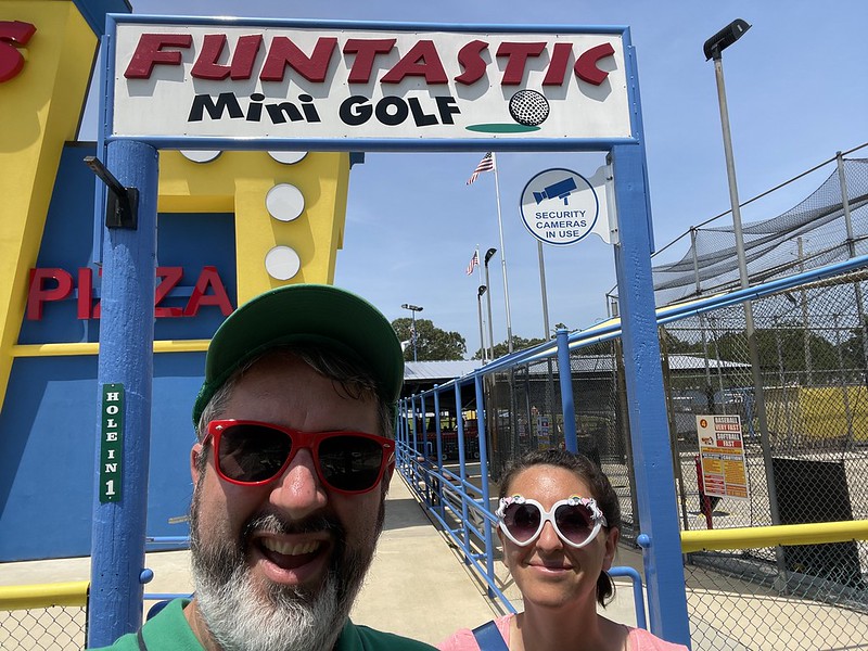 CouplePutts's tweet image. wp.me/p75eKX-4iJ Celebrating a #MiniGolfMonday w/ a quick Drive-By #MiniGolfReview of Fast Eddies Fun Center in Pensacola, Florida. A COST 9-hole Micro-Golf #MiniGolf course. Looks solid!