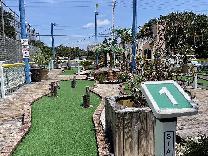 CouplePutts's tweet image. wp.me/p75eKX-4iJ Celebrating a #MiniGolfMonday w/ a quick Drive-By #MiniGolfReview of Fast Eddies Fun Center in Pensacola, Florida. A COST 9-hole Micro-Golf #MiniGolf course. Looks solid!
