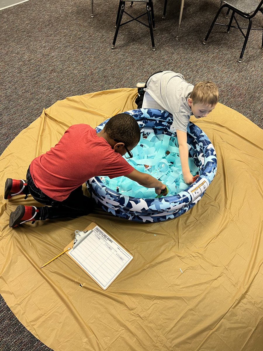 1BrownTownFCPS's tweet photo. @MsSaundersFCPS is such an amazing teacher! She truly cares for each student and customizes their learning experiences to meet their needs. This week, she is taking her students to the beach! Today, students played in the water to find multi-syllabic words! #FCPSVanguard https://t.co/1BX0gr40XP