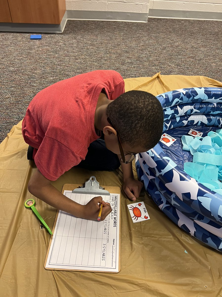 1BrownTownFCPS's tweet photo. @MsSaundersFCPS is such an amazing teacher! She truly cares for each student and customizes their learning experiences to meet their needs. This week, she is taking her students to the beach! Today, students played in the water to find multi-syllabic words! #FCPSVanguard https://t.co/1BX0gr40XP