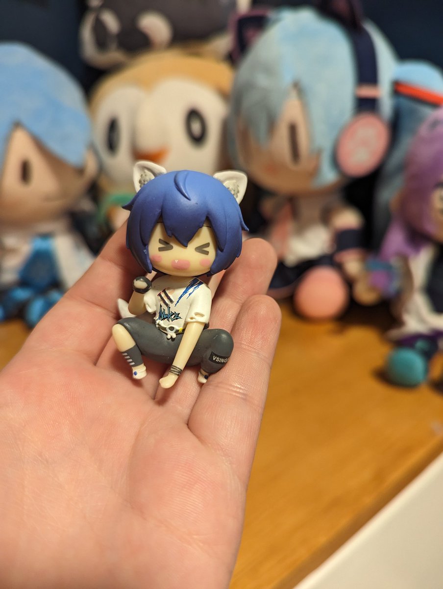 KeraPenn_'s tweet photo. Sorry for the lack of tweeting, I have no clue what to tweet about

But look, I've slowly been building up my Vocaloid figure collection and today Moke came in!! https://t.co/D5u276jWP6