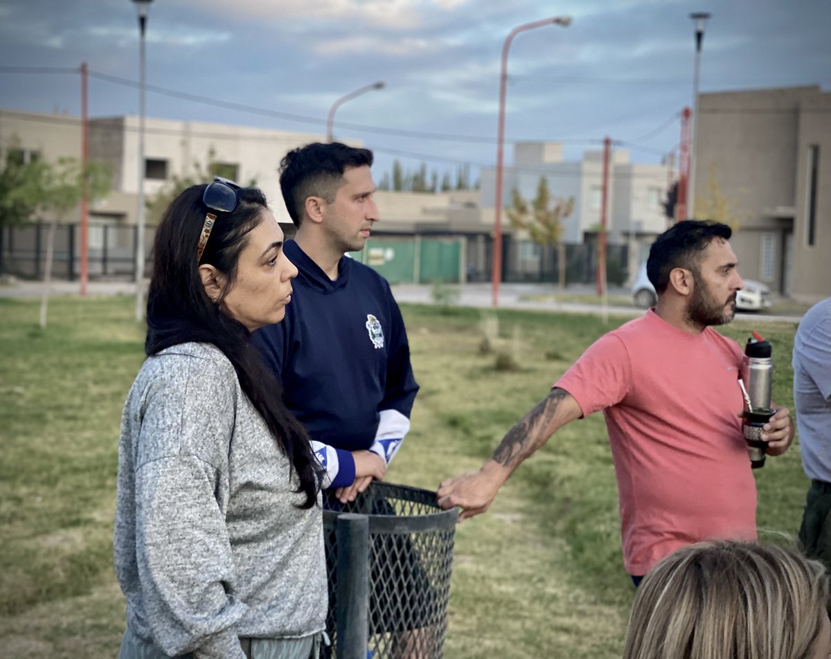 RodrigoButeler's tweet photo. #Cipolletti Acá, escuchamos para gestionar. Con los vecinos de Rincón Lindo II coincidimos en lo importante que va a ser la vuelta de las juntas vecinales para que sean ellos mismos quienes decidan por su barrio ¡Esa es la energía que queremos! #AcáTiramosParaElMismoLado https://t.co/znaJrwRUtO