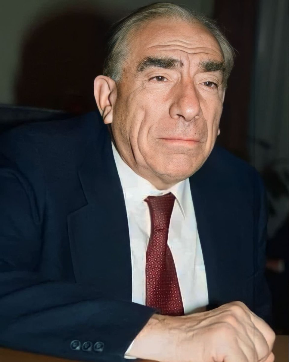 "GENÇLER! HEPİNİZ BİRER TÜRK BAYRAĞISINIZ. BAYRAĞI YERE DÜŞÜRMEYİN, KİRLETMEYİN, LEKELEMEYİN!”

Türk’ün son Başbuğu #AlparslanTürkeş 'i vefatının 26. yıldönümünde  rahmet ve minnetle anıyorum. 
Ruhu şâd, mekanı cennet olsun.