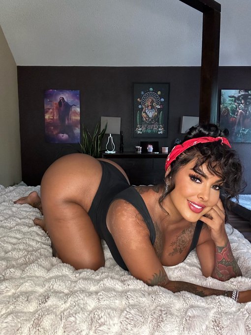 Happy Monday new month new goals!! https://t.co/QJ1jn7NmZt https://t.co/UcBt3ECl7w