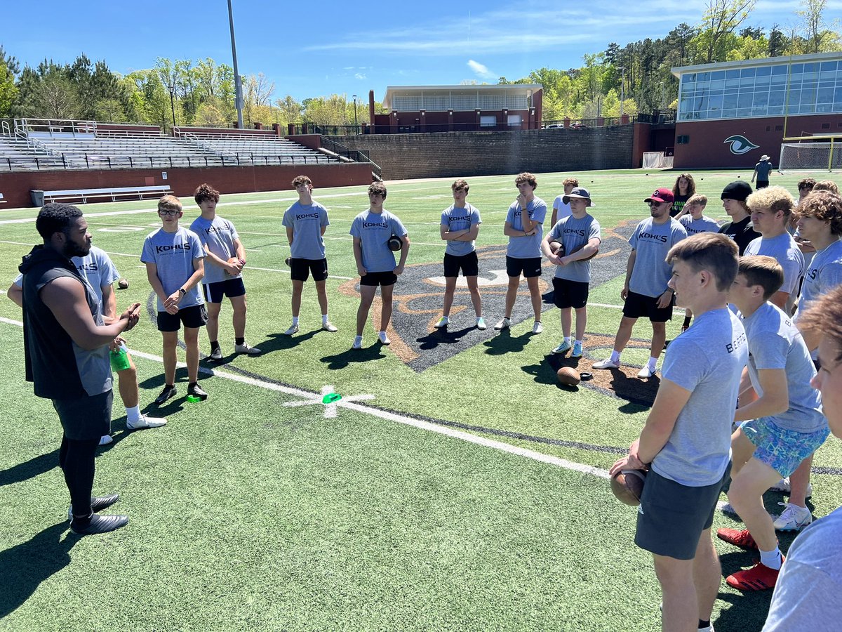 Thank you to @pharvin27 for giving back to our young players with his knowledge on and off the field! @KohlsKicking #kohlstrained