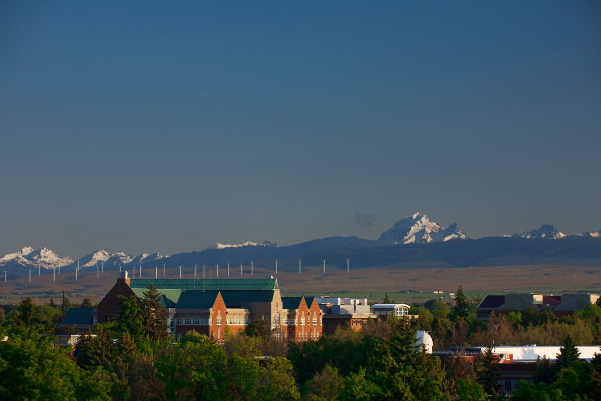 CentralWashU's tweet photo. There's nothing like a sunset in Ellensburg! 🌇🐾 What's your favorite sunset memory from the 'Burg? #cwu #eburg https://t.co/vPKdttutM2