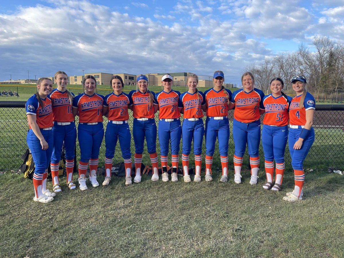HawksSOFTBALL22's tweet photo. DUB DAY!!! Was an outstanding offensive game for the hawks! 8 BOMBS!! 💣💣💣 Starting the week off hot!! 🔥🔥🔥
#Rollhawks #AllInForOneMoreWin 💙🧡 https://t.co/mBdU6bn4Z0