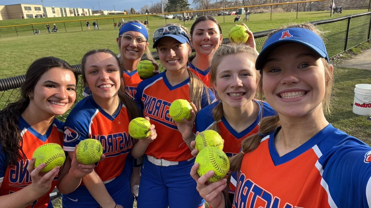 HawksSOFTBALL22's tweet photo. DUB DAY!!! Was an outstanding offensive game for the hawks! 8 BOMBS!! 💣💣💣 Starting the week off hot!! 🔥🔥🔥
#Rollhawks #AllInForOneMoreWin 💙🧡 https://t.co/mBdU6bn4Z0