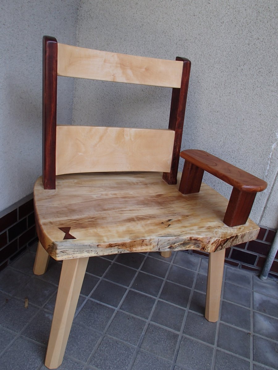 emu_kobo's tweet photo. 木工教室受講生の作品
栃や欅の綺麗な杢を生かした作品です
この方のは豪快でいて細やかな優しさのある作品が多いです😌 https://t.co/puNHbpWJBb