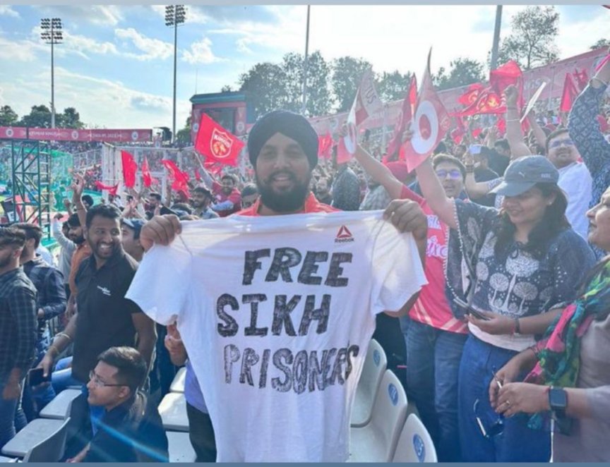 A Sikh activist was temporarily detained and removed from a sporting match after he displayed a shirt saying “Free Sikh Prisoners'

#PunjabUnder
#FreeSikhPrisoners
#CallSarbatkhalsa 
#WeStandWithAmritpalSingh