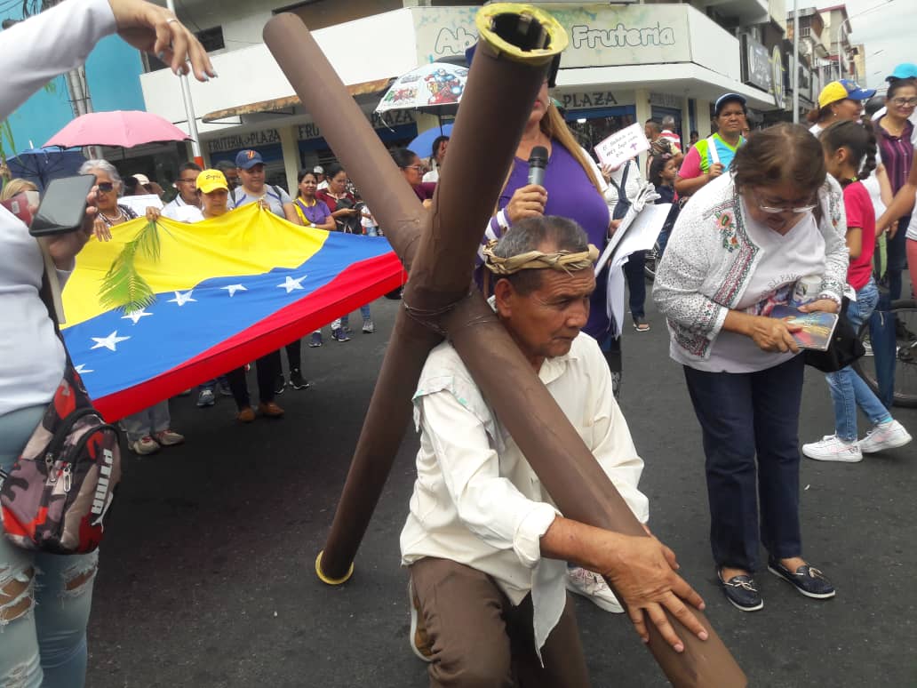 pablorangel_fvm's tweet photo. #3Abril #ViaCrucisDelMaestro desde FVMACARIGUA denunciando la grave crisis económica y social que sufrimos 30Millones de venezolanos,crisis que no es por bloque sino por Saqueo y corrupción que originan las multitudinarias protestas que diariamente ocurren para conquistar Art91Ya https://t.co/xSXKHkHd8c