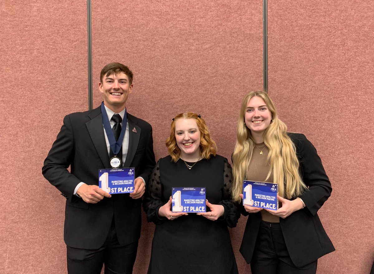MidlandU_Biz's tweet photo. Taking first place with their Marketing Analysis &amp; Business Decisions case study is Scott Tatum, @rilayyyyy, and @_abbyspidle!🔥🥇 https://t.co/WuyWTN7ZTt
