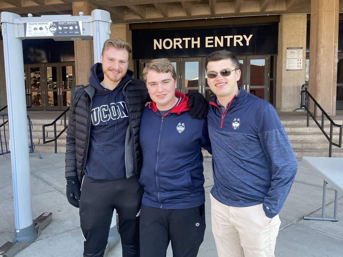 hectormolinaTV's tweet photo. .@BradenMigneault and his friends are first in line for the watch party tonight!

They’ve been here since 1:30 this afternoon! @WFSBnews https://t.co/JSyCiRvrw6