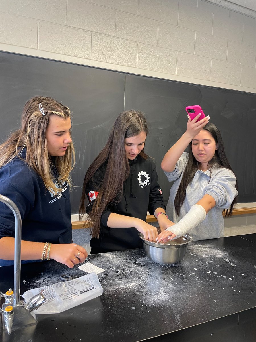 MsENicoletti's tweet photo. Students having fun in HOSA club learning how to put a cast on an arm! @HNMCS @MsENicoletti https://t.co/AqQISJXa5H