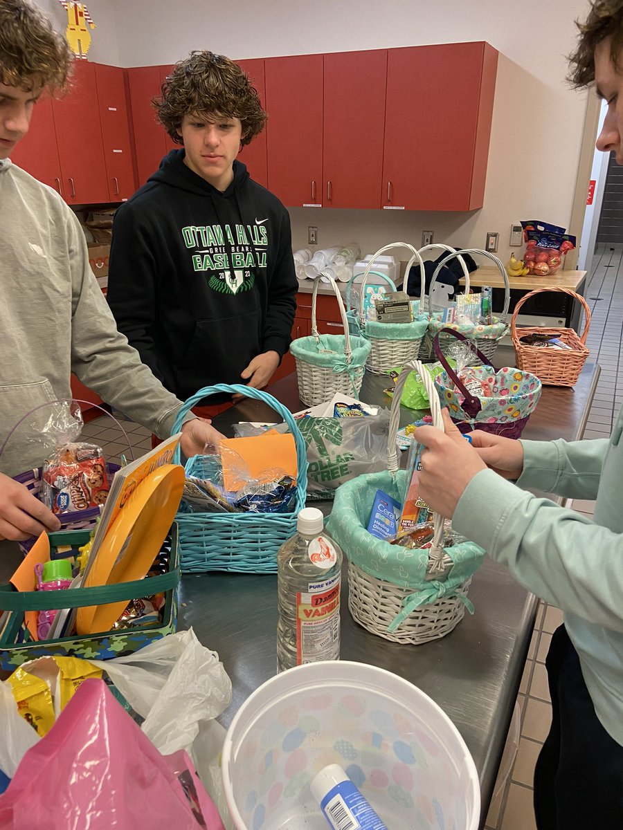 thegreenbearrr's tweet photo. On Sunday, members of the Student Council Service &amp; Fundraising Committee organized a volunteer opportunity at the Ronald McDonald House. OH students helped clean and put together Easter baskets for local families. Thank you to Ashley Wang and Annie Bazzoli for organizing! https://t.co/1cFl0WeNiW