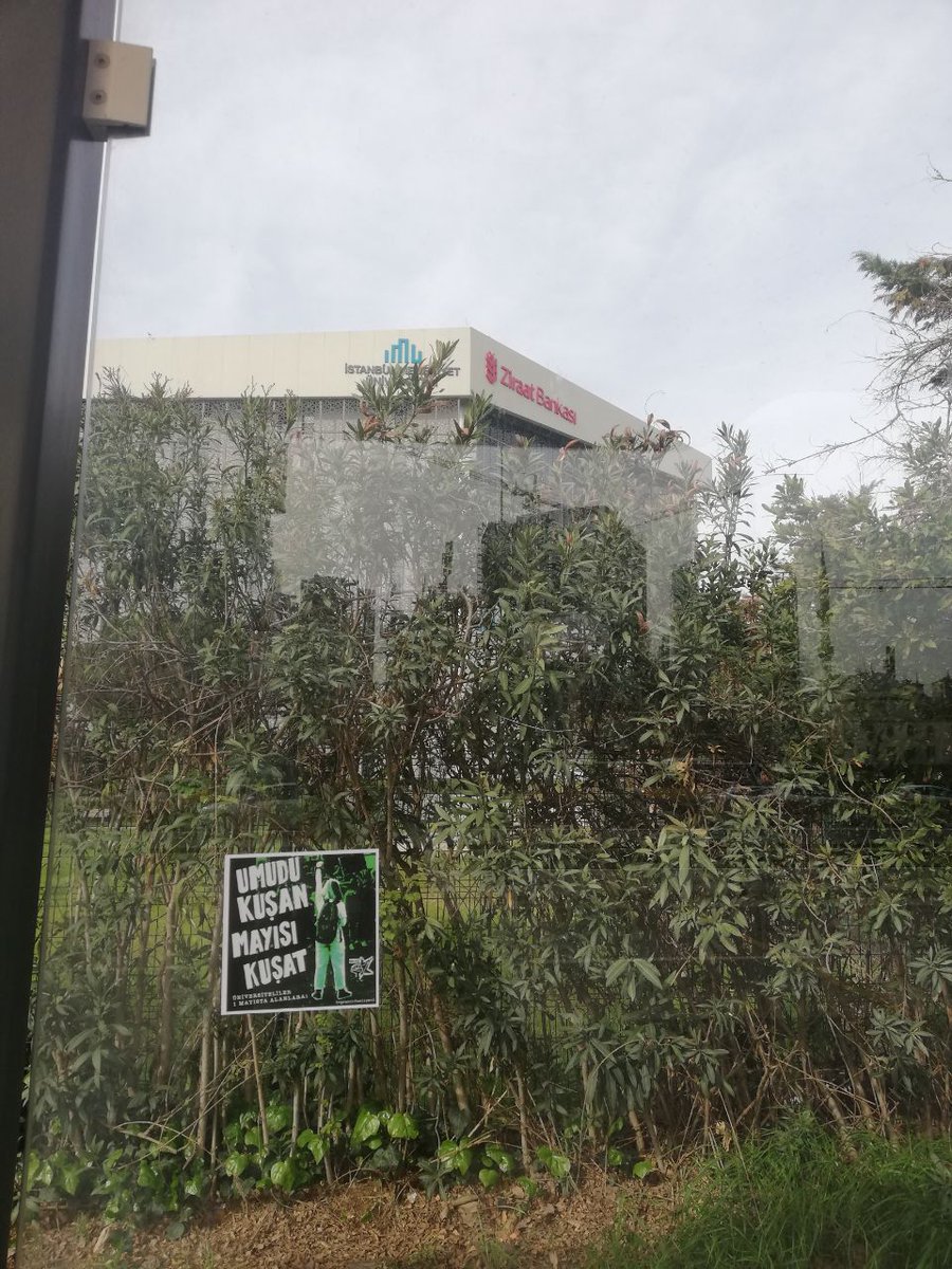Pusulapostasi's tweet photo. 📍İstanbul

1 Mayıs’a yaklaşırken yaratılan korku iklimine, yürütülen rant siyasetine, geleceksizliğe karşı üniversiteliler olarak sokaklardan sözümüzü büyütüyoruz.

21 yıllık enkazın hesabını sormaya, kampüsten sokağa umudu kuşanıp Mayıs’ı kuşatıyoruz! https://t.co/U9bcyNaMJC