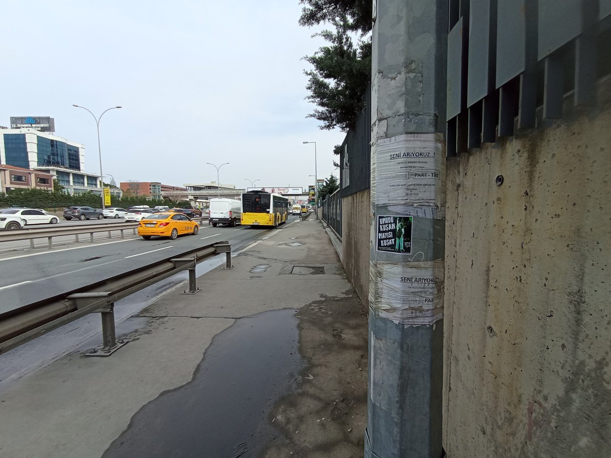 Pusulapostasi's tweet photo. 📍İstanbul

1 Mayıs’a yaklaşırken yaratılan korku iklimine, yürütülen rant siyasetine, geleceksizliğe karşı üniversiteliler olarak sokaklardan sözümüzü büyütüyoruz.

21 yıllık enkazın hesabını sormaya, kampüsten sokağa umudu kuşanıp Mayıs’ı kuşatıyoruz! https://t.co/U9bcyNaMJC