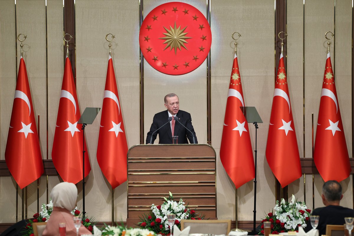 Akparti's tweet photo. Cumhurbaşkanımız Recep Tayyip Erdoğan, Cumhurbaşkanlığı Külliyesi’nde milletvekilleri ile iftar programına katıldı. https://t.co/LW6sJ02qMr